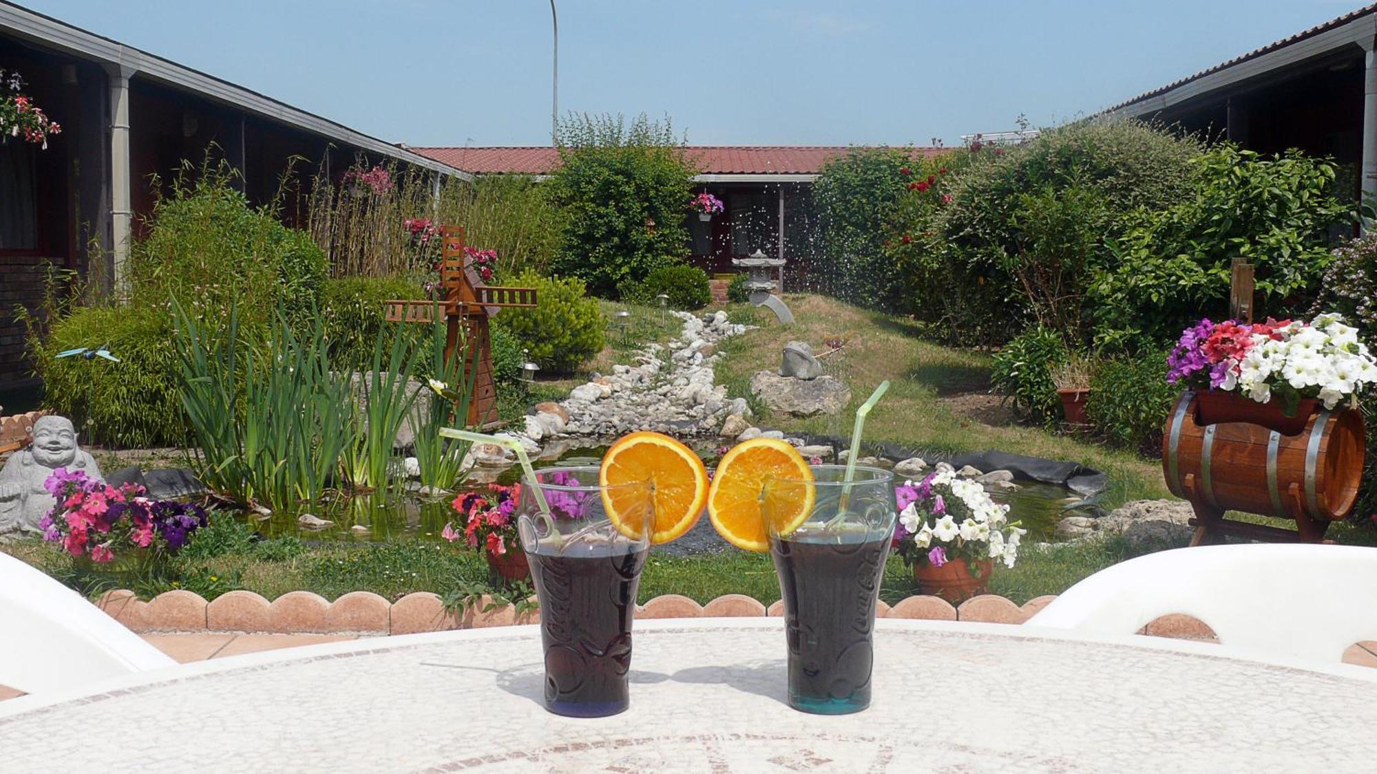 Hotel Restaurant Les Jardins D'Épône Eksteriør billede