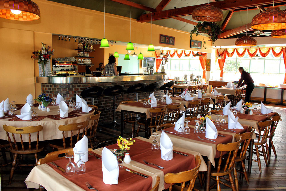 Hotel Restaurant Les Jardins D'Épône Eksteriør billede