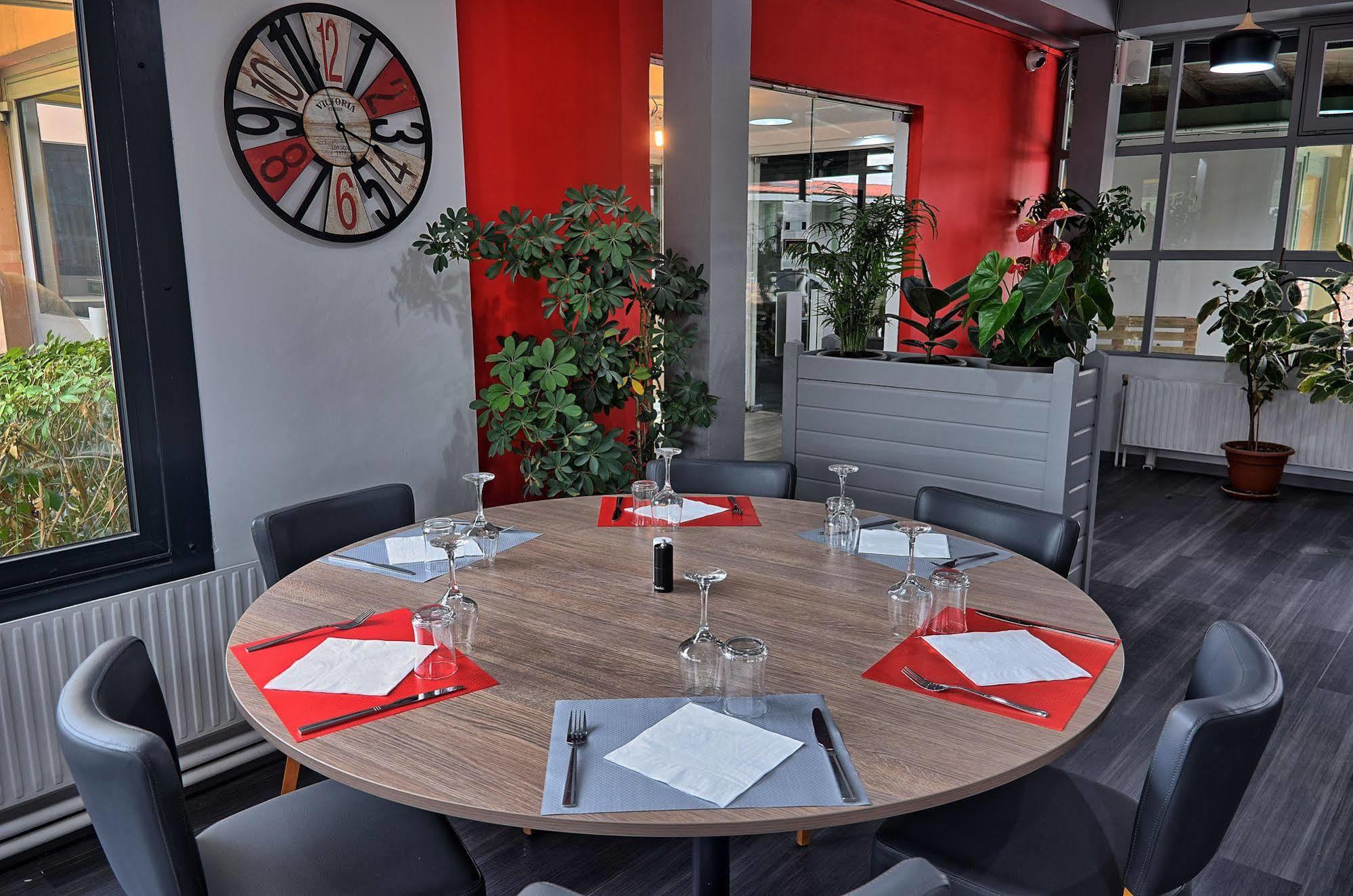 Hotel Restaurant Les Jardins D'Épône Eksteriør billede