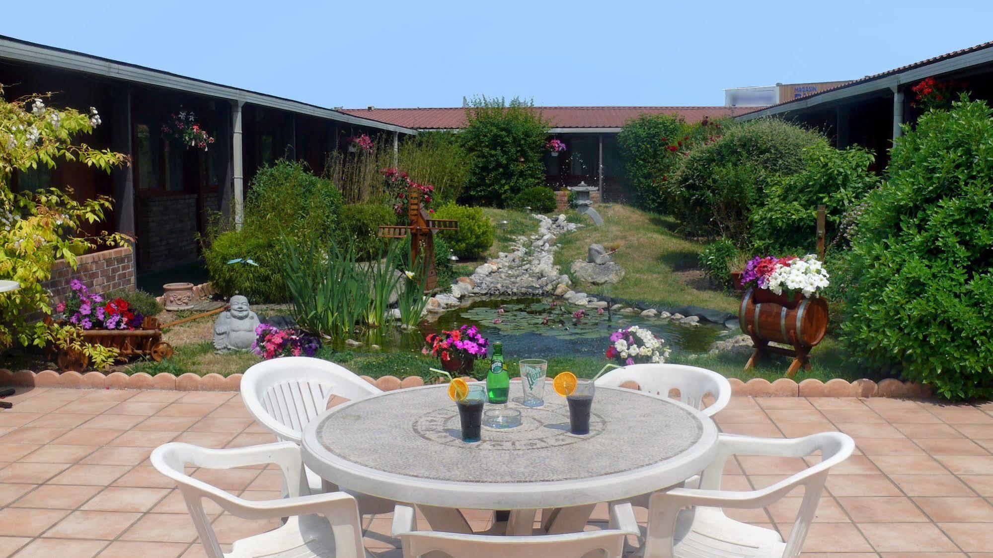 Hotel Restaurant Les Jardins D'Épône Eksteriør billede