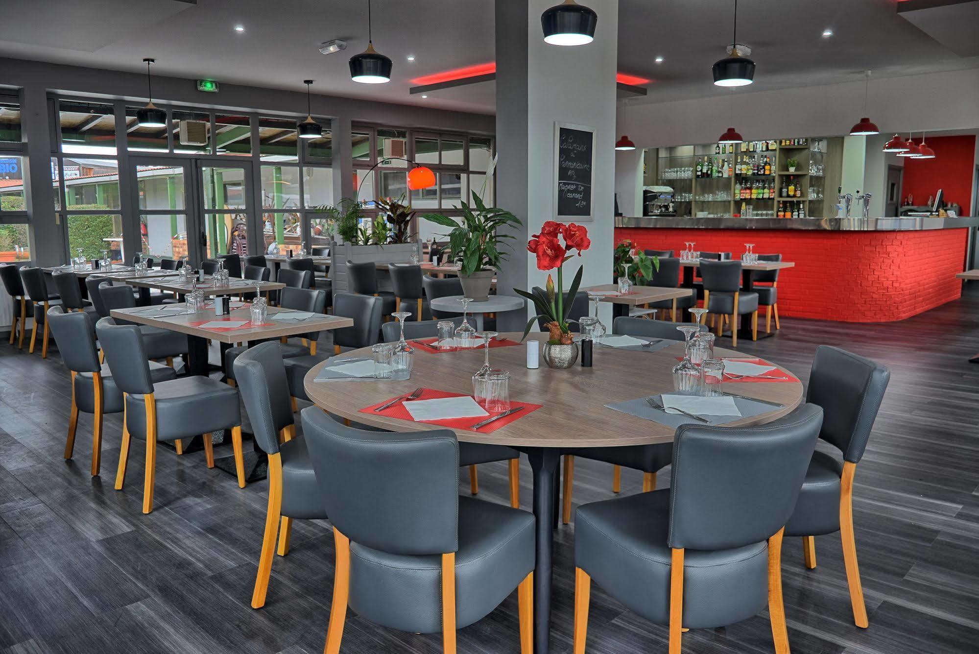 Hotel Restaurant Les Jardins D'Épône Eksteriør billede
