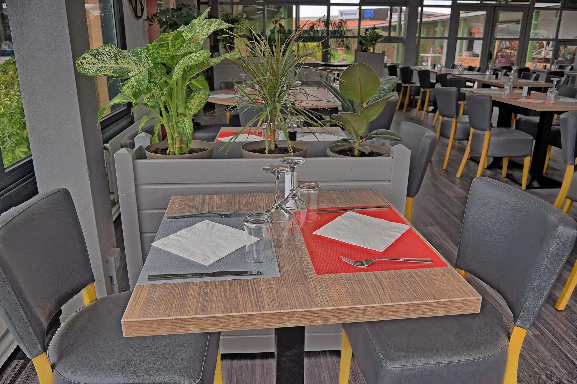 Hotel Restaurant Les Jardins D'Épône Eksteriør billede