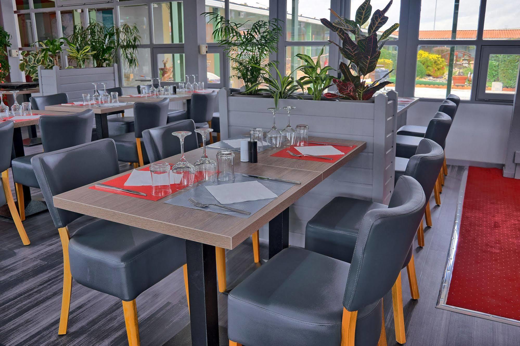 Hotel Restaurant Les Jardins D'Épône Eksteriør billede