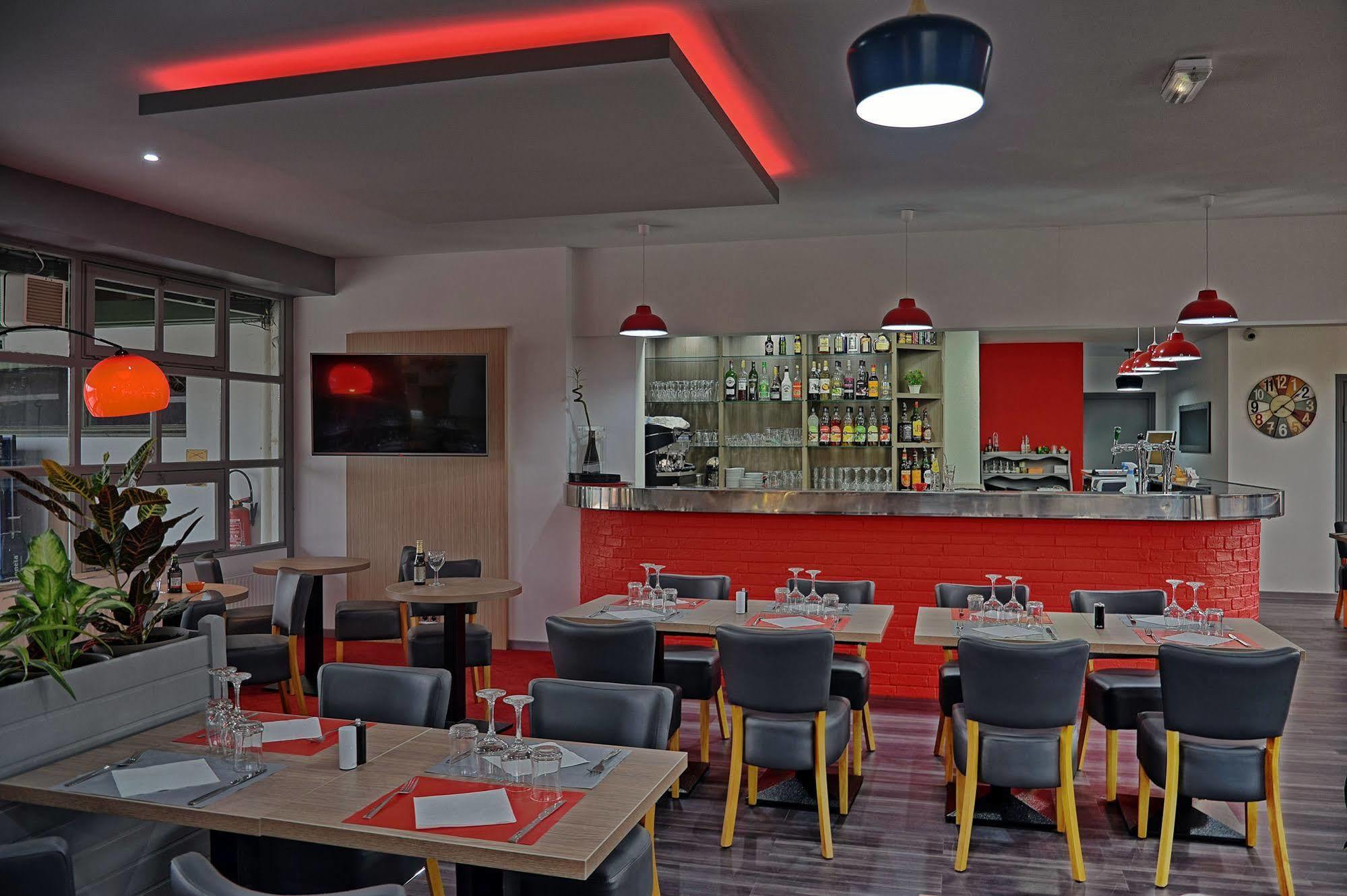 Hotel Restaurant Les Jardins D'Épône Eksteriør billede